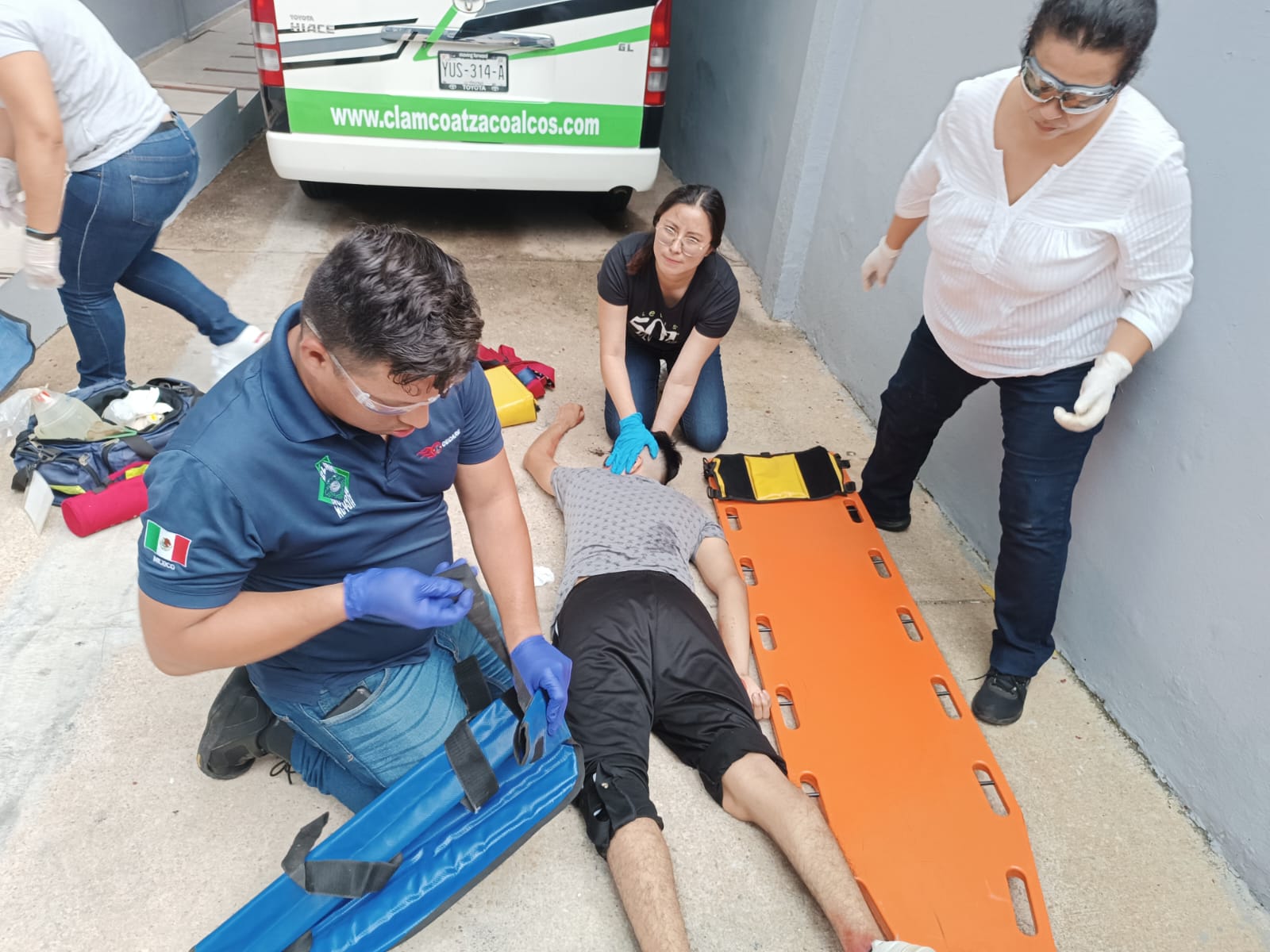 Equipo CLAM en una práctica de atención médica y rescate